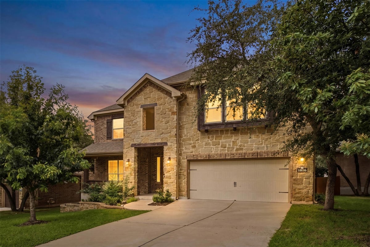 1016 Winding Way DR - front exterior - Luxury home in Water Oak North Sec 1, Georgetown, TX