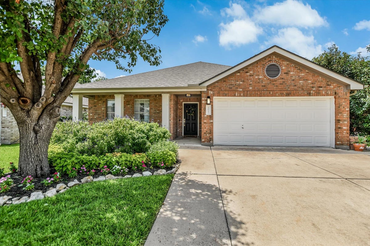View 1017 Gulf WAY in Eagle Rdg Sec 07 1017 Gulf WAY - front exterior - Luxury home in Eagle Rdg Sec 07, Round Rock, TX