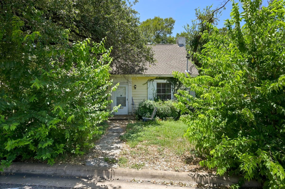 Living area at 1017 W 31st St - Jones & Sedwick, Austin, TX