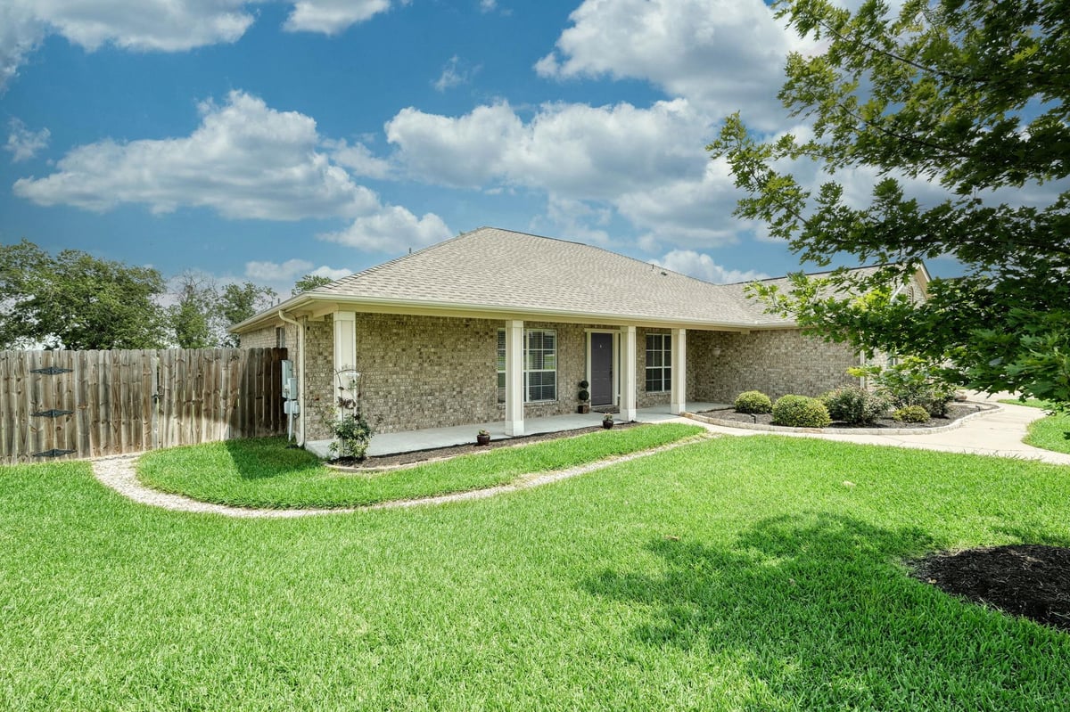 Living area at 102 Bosque Dr - 4 bed 2 bath home