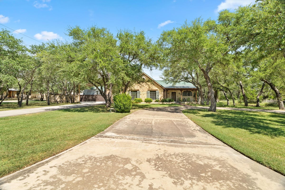 Living area at 102 Camm Lary Cir - 5 bed 3 bath home