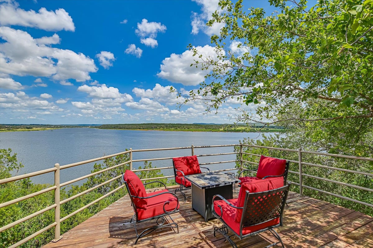 102 Center Cove I - front exterior - Luxury home in Windermere Oaks, Spicewood, TX