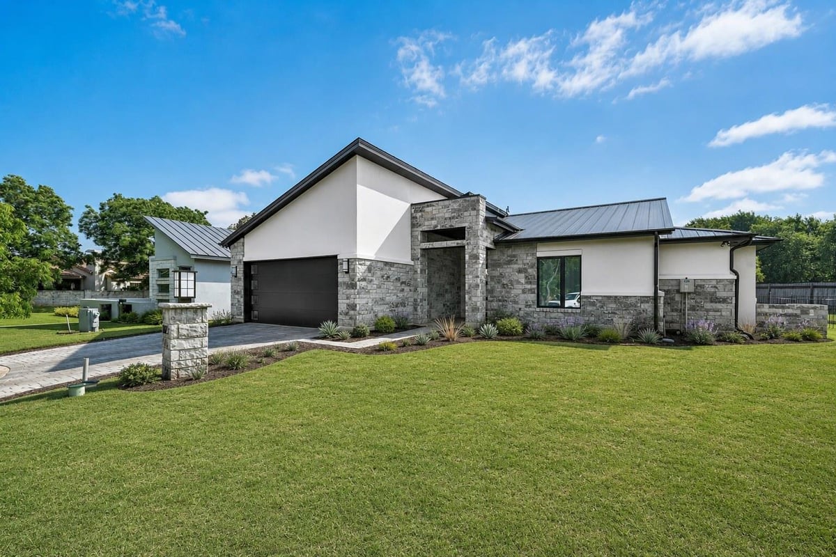 102 Menard CT - front exterior - Luxury home in Pecan Creek, Horseshoe Bay, TX