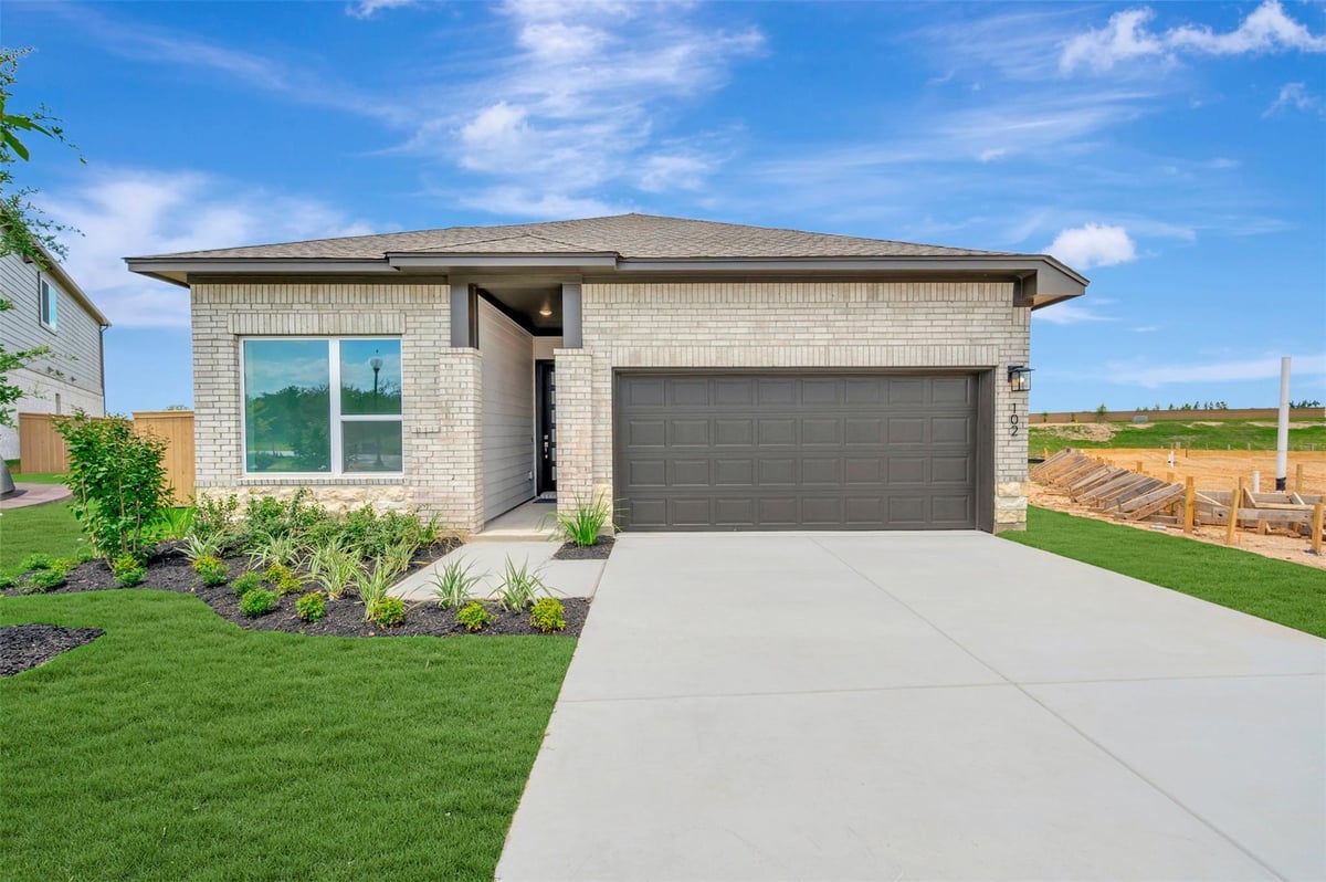 Living area at 102 Pinyon Pine Dr - 4 bed 3 bath home
