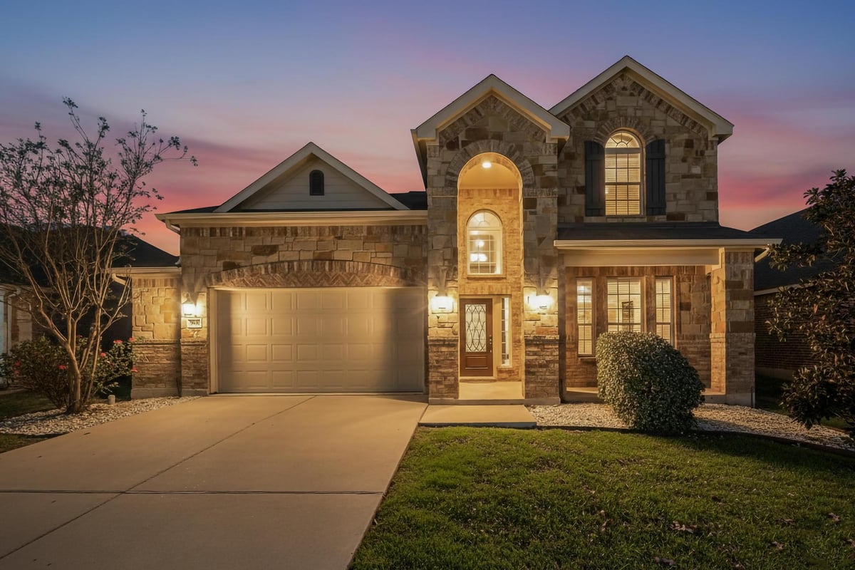 Living area at 102 Plantain Dr - 5 bed 3 bath home
