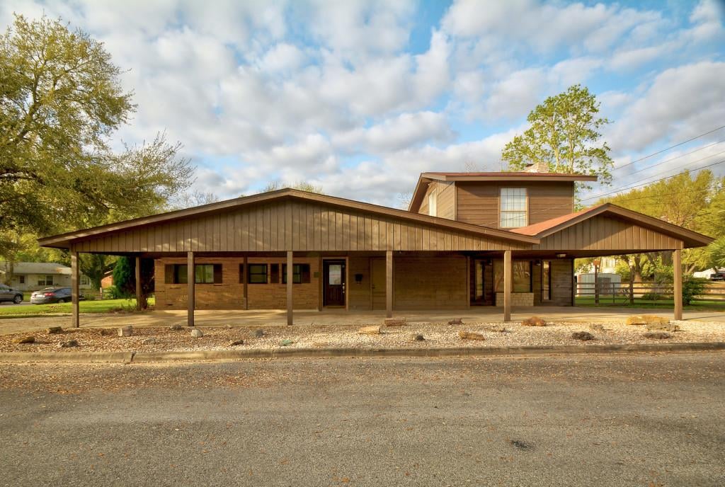 View 102 Rivercrest St in Laurel Heights 102 Rivercrest St - front exterior - Luxury home in Laurel Heights, Luling, TX