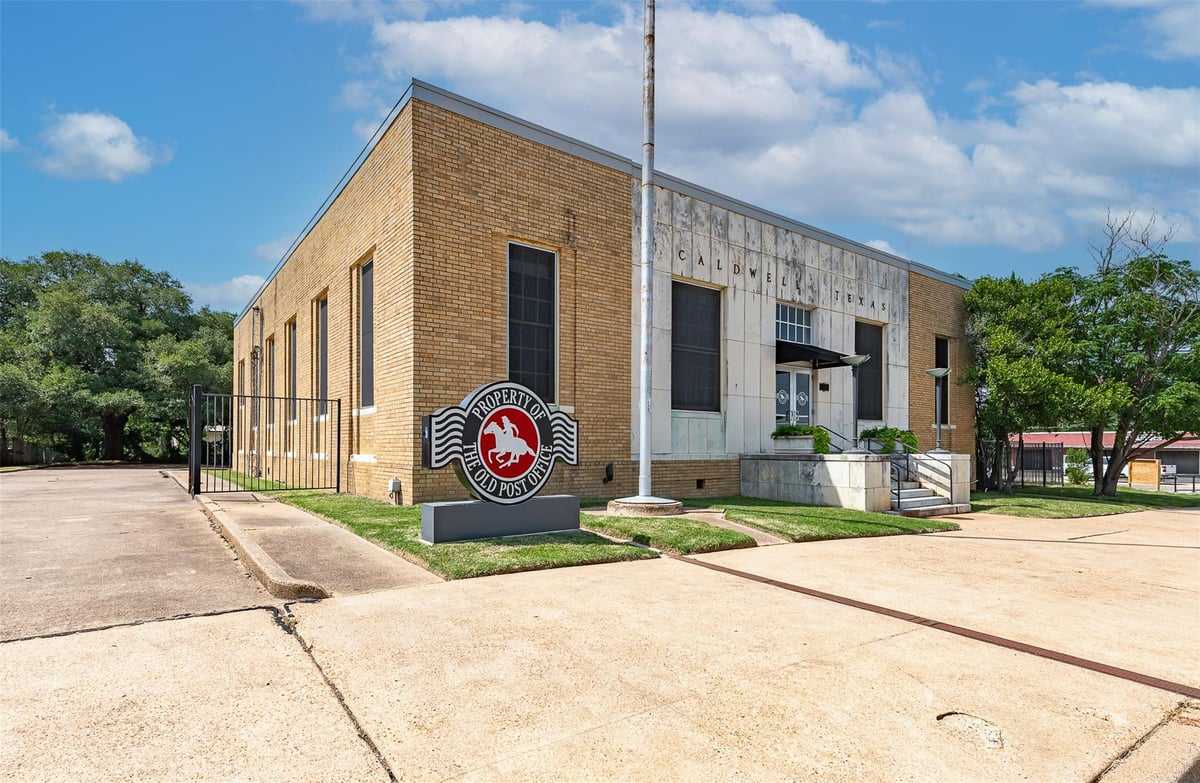 View 102 W Fox St 102 W Fox St - front exterior - Luxury home in Caldwell, TX