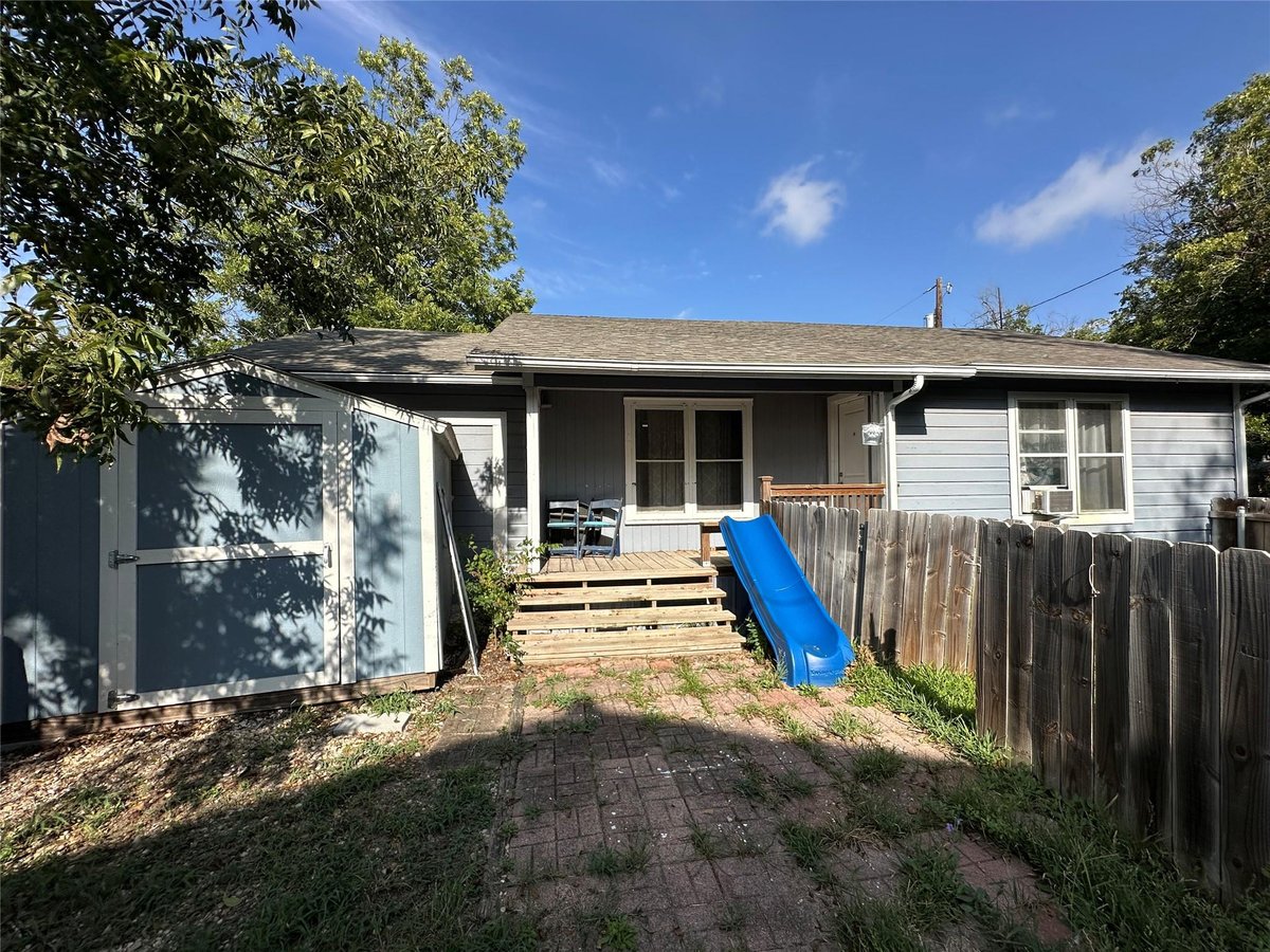View 102 W Mesquite St Unit #B in N/A 102 W Mesquite St Unit #B - front exterior - Luxury home in N/A, Granger, TX