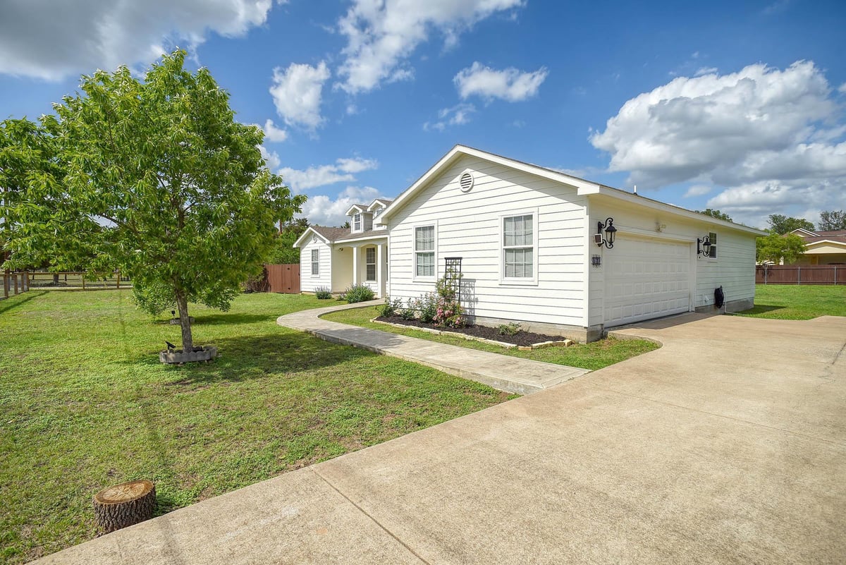 Living area at 102 W Oak Loop - 3 bed 2 bath home
