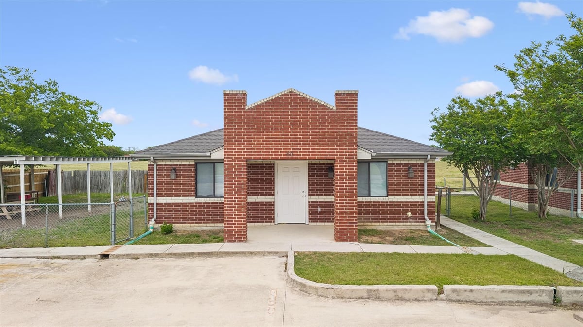 Living area at 1020 S Guadalupe St - Guadalupe East, Lockhart, TX