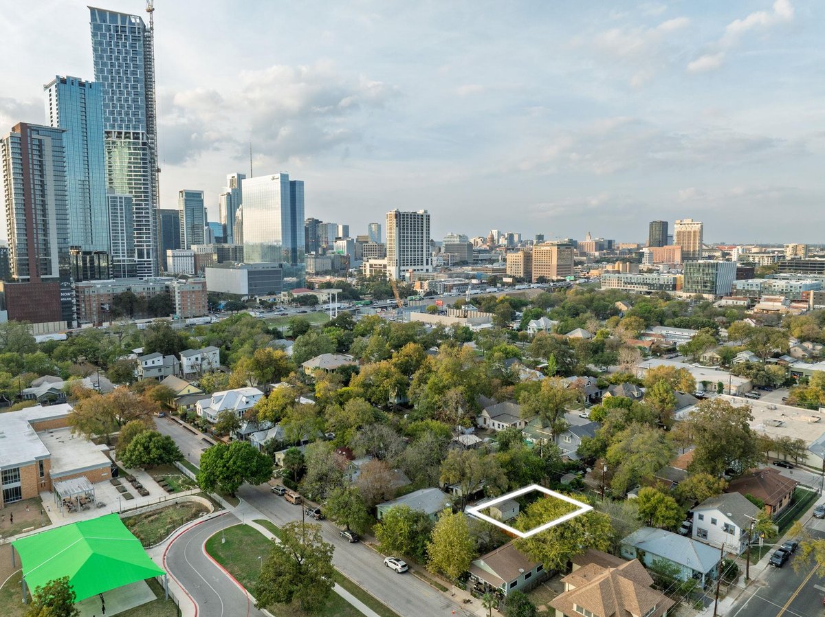 View 1020 Spence St Unit #B in M K & T 1020 Spence St Unit #B - front exterior - Luxury lot in M K & T, Austin, TX
