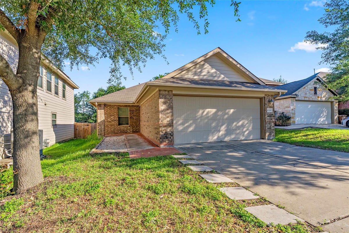 View 10200 E Lone Pine LN in Bradshaw Crossing Sec 04 10200 E Lone Pine LN - property photo 1 - Luxury home in Bradshaw Crossing Sec 04, Austin, TX