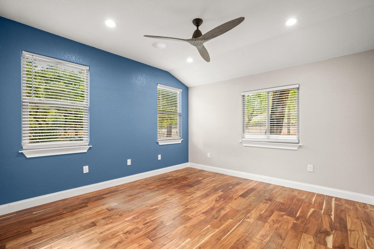 Living area at 10204 Oak Grove Cir - 3 bed 2 bath home