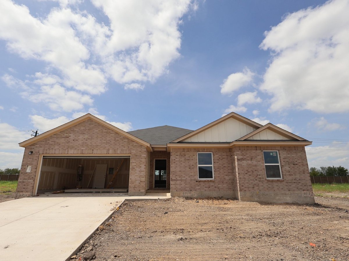 View 10205 Horizon Haven WAY in Willow Springs 10205 Horizon Haven WAY - property photo 1 - Luxury home in Willow Springs, Buda, TX