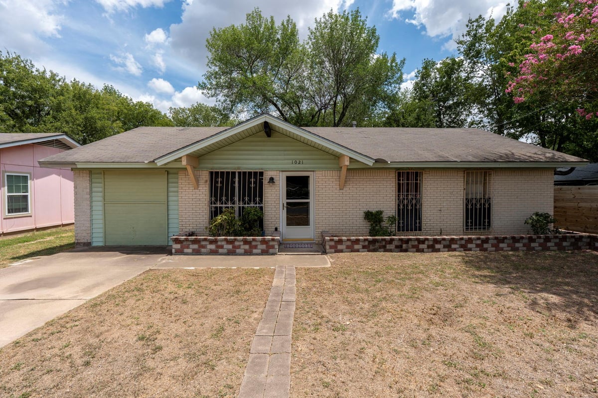 View 1021 Gardner RD in Johnston Terrace Sec 07 1021 Gardner RD - property photo 1 - Luxury home in Johnston Terrace Sec 07, Austin, TX