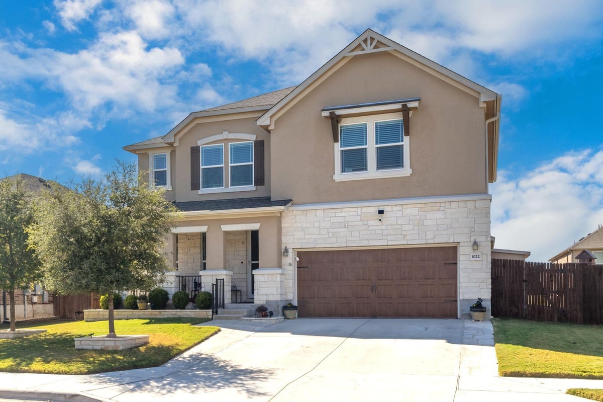Living area at 1022 Toltec Trl - 5 bed 3 bath home