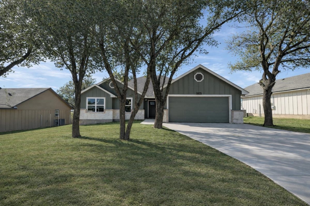 View 1023 Fieldstone Dr in Stone Valley Ph 1 1023 Fieldstone Dr - front exterior - Luxury home in Stone Valley Ph 1, Lampasas, TX