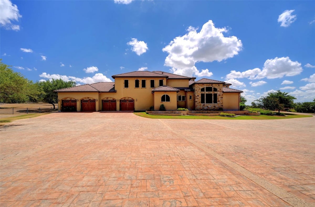 Living area at 1024 Spanish Trl - 7 bed 4 bath home