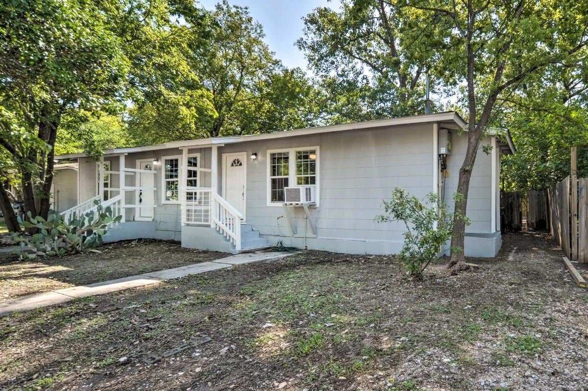 Living area at 1026 Haynes St Unit #28 - Rio Vista Terrace #2, San Marcos, TX