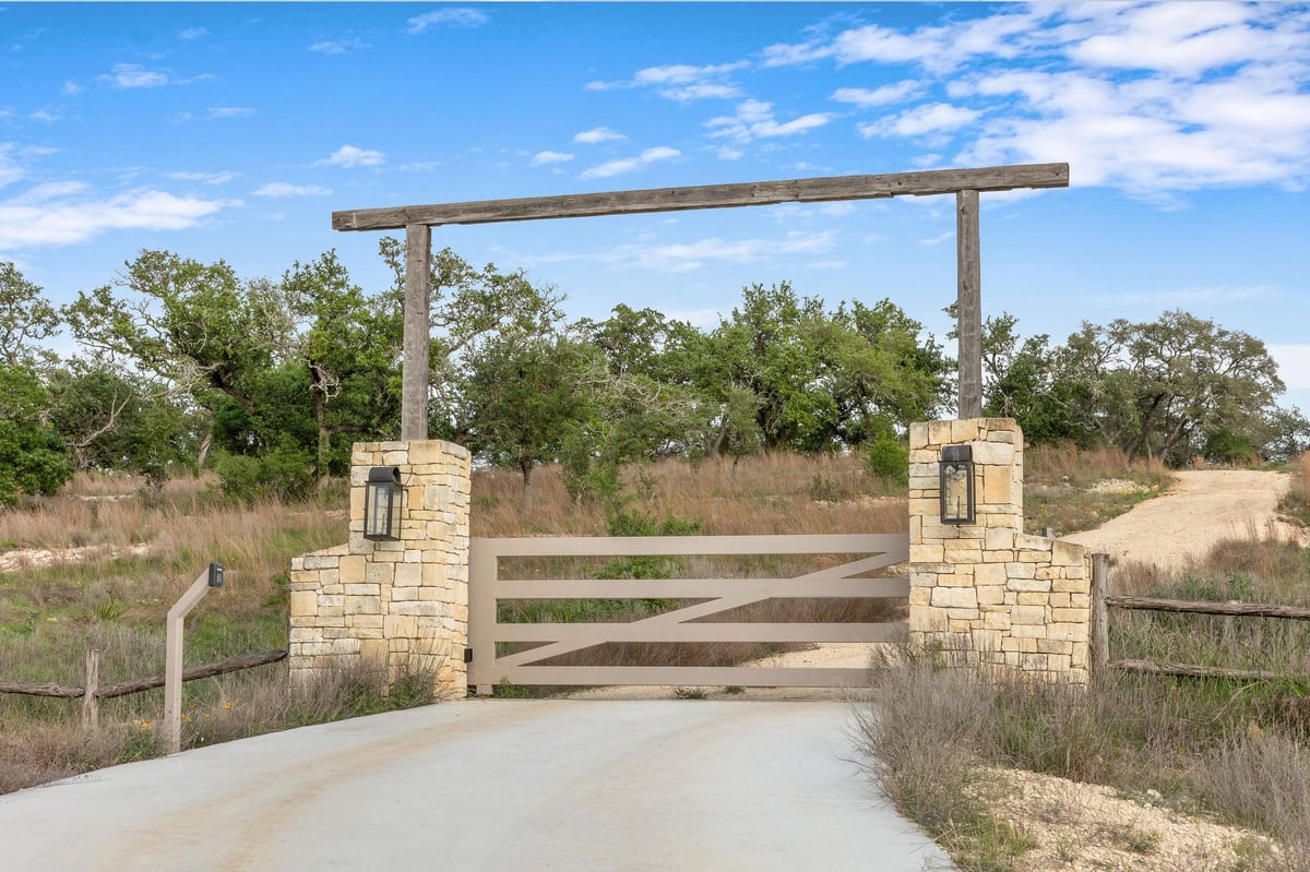Primary bedroom at 103-205 Mount Gainor Rd - Mesa Del Arroyo, Dripping Springs, TX