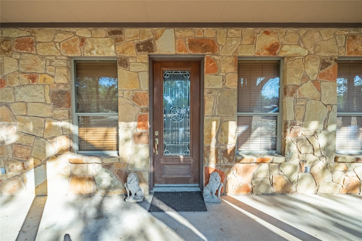 Living area at 103 Rolling Hills Dr - 3 bed 3 bath home