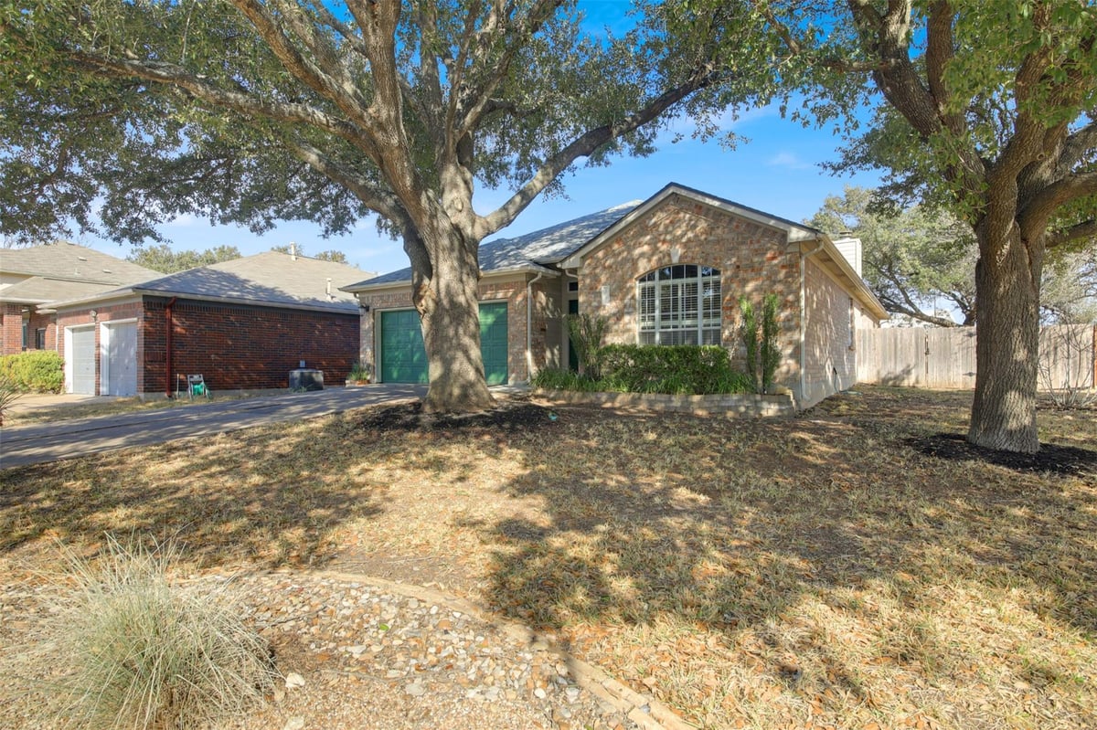 Living area at 1030 Disraeli Cir - 4 bed 2 bath home