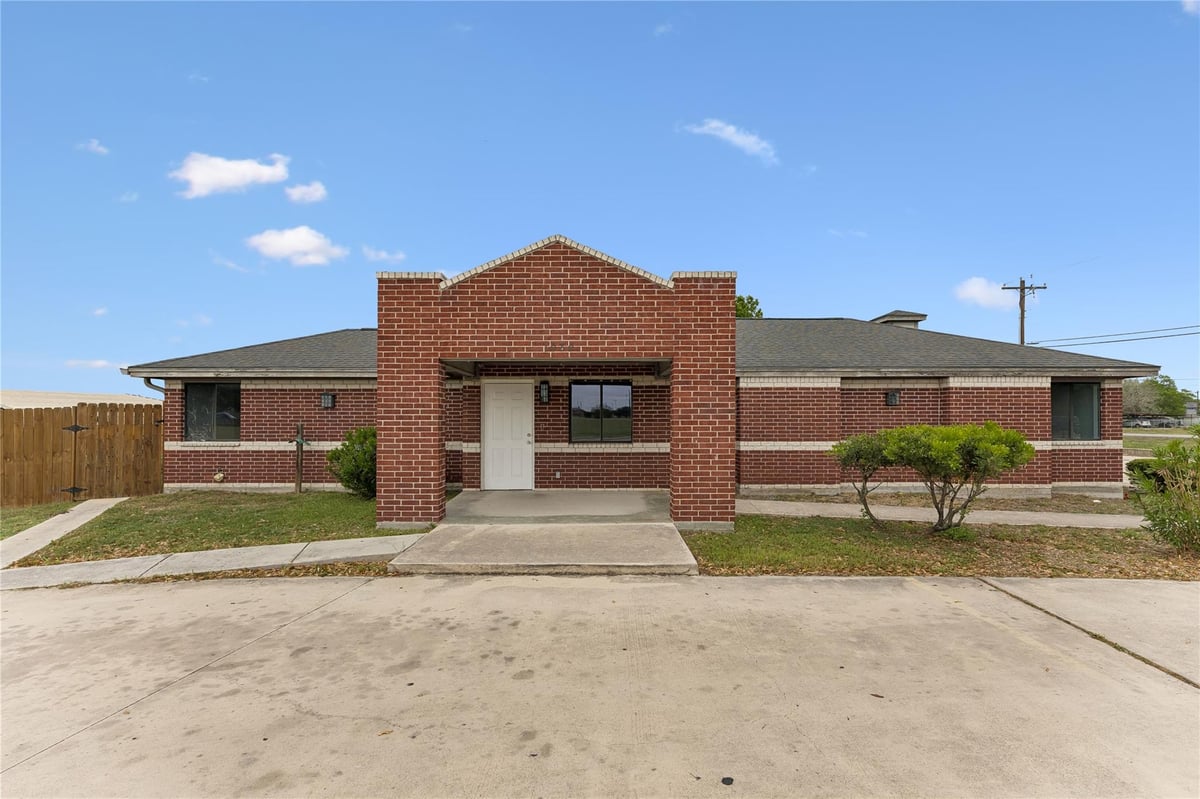 View 1030 S Guadalupe St in Guadalupe East 1030 S Guadalupe St - front exterior - Luxury home in Guadalupe East, Lockhart, TX
