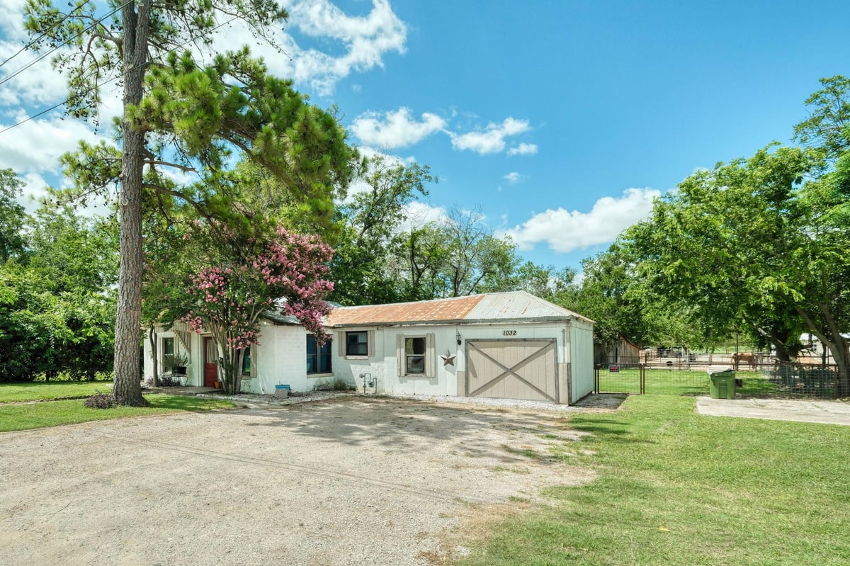 Living area at 1032 County Road 340 - 2 bed 1 bath home