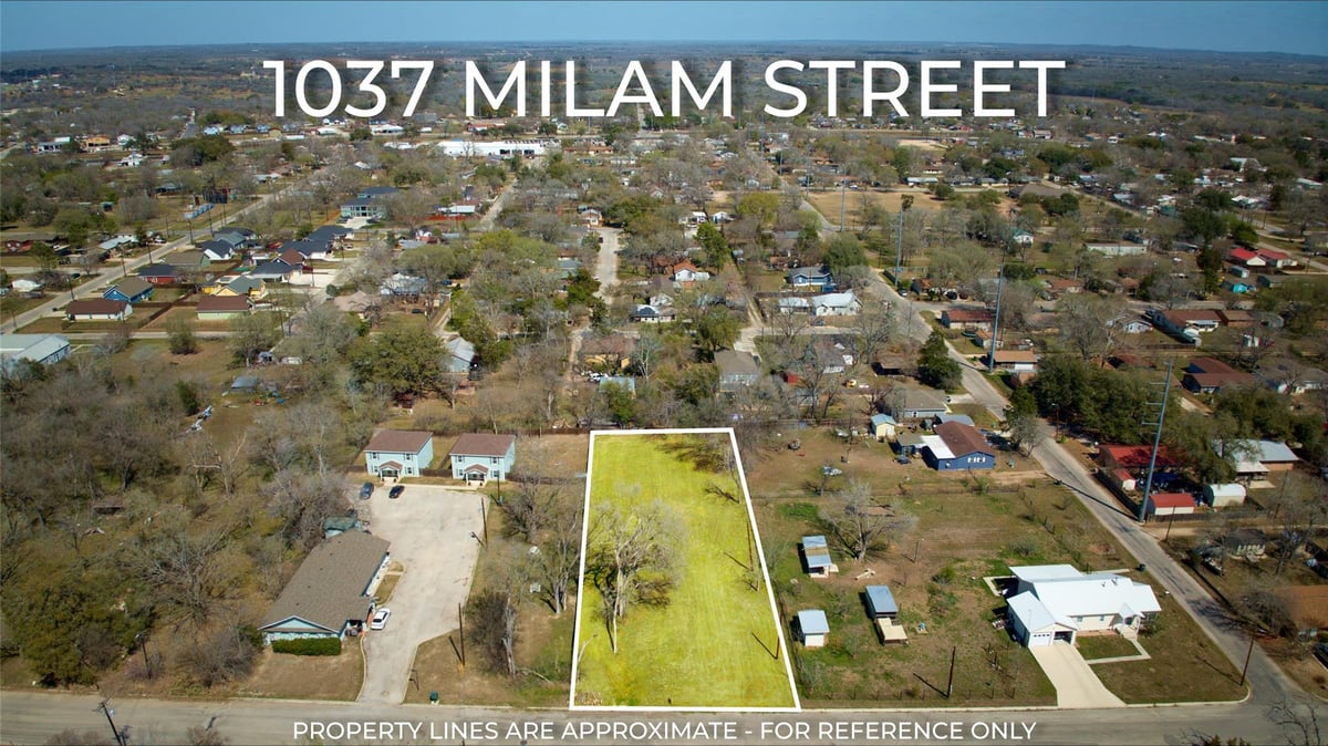 View 1037 Milam St in Spencer Morris Survey 1037 Milam St - front exterior - Luxury lot in Spencer Morris Survey, Luling, TX