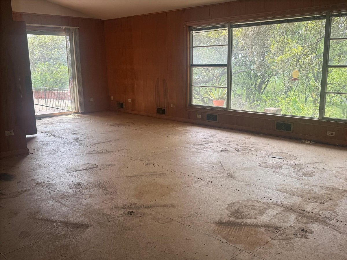 Living area at 104 Chula Vista St - 3 bed 2 bath home