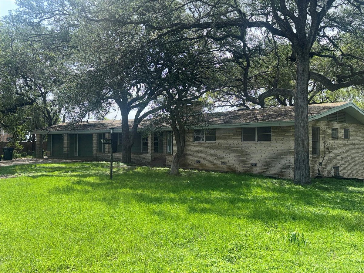 Primary bedroom at 104 Chula Vista St - 3 bed 2 bath home