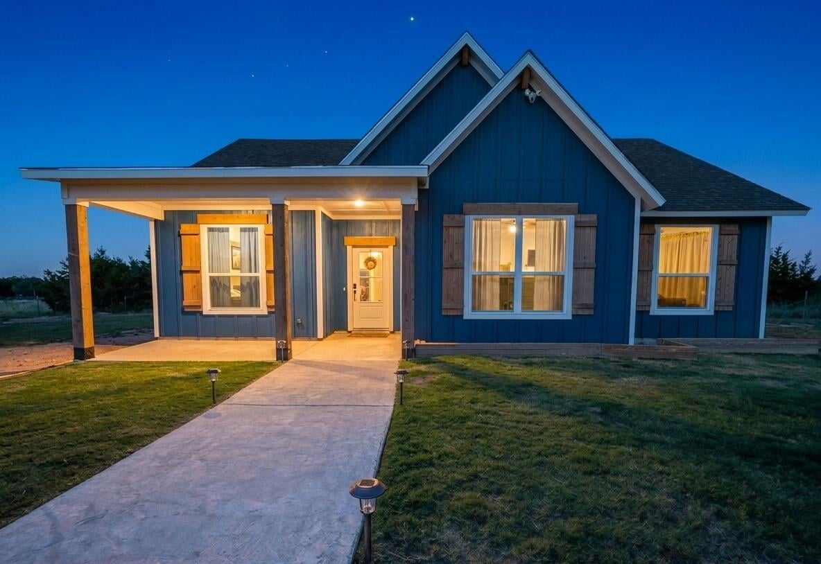 View 104 Donnie DR in Hurst Place Ph 5 104 Donnie DR - front exterior - Luxury home in Hurst Place Ph 5, Lampasas, TX