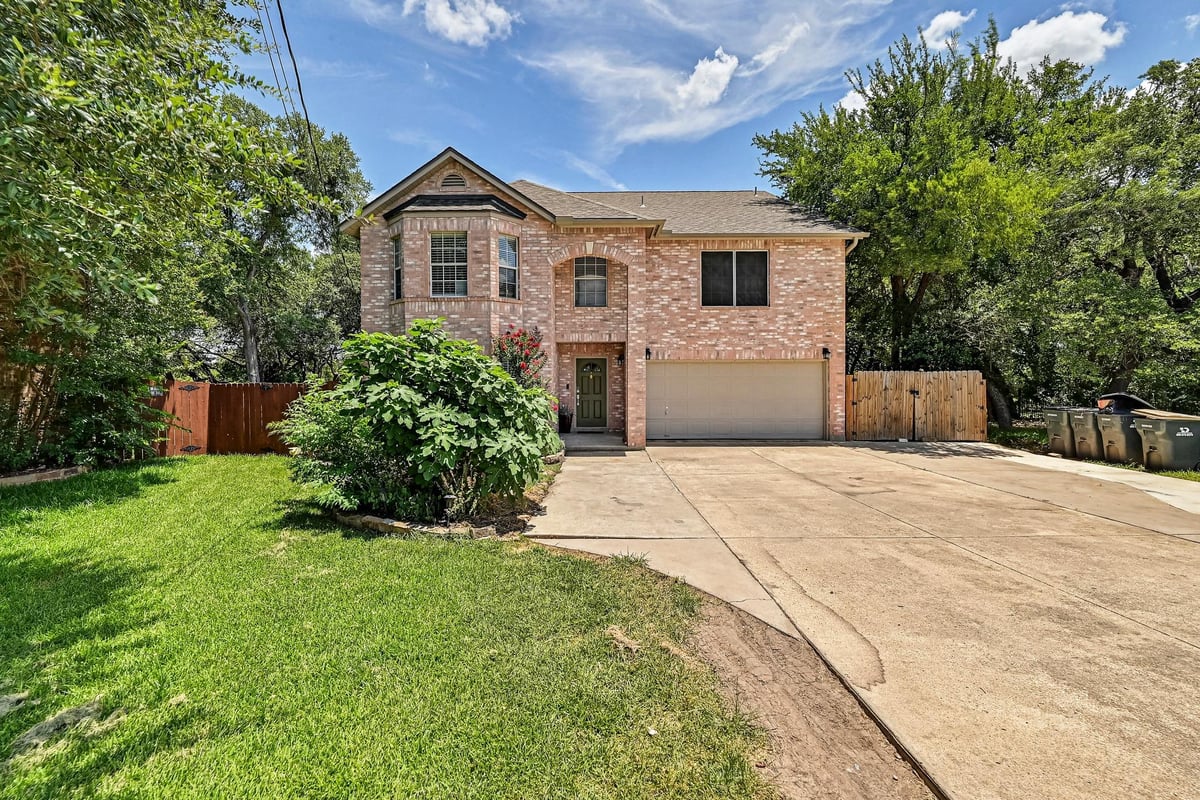 104 N Sumac LN - front exterior - Luxury home in West Ridge Sec 04, Georgetown, TX