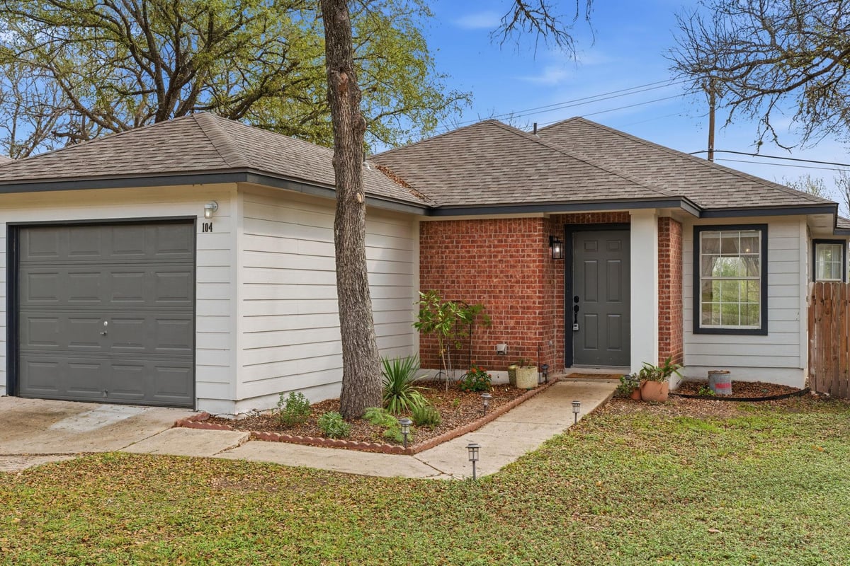 View 104 S Mockingbird Cir in Elm Ridge 104 S Mockingbird Cir - front exterior - Luxury home in Elm Ridge, Cedar Creek, TX