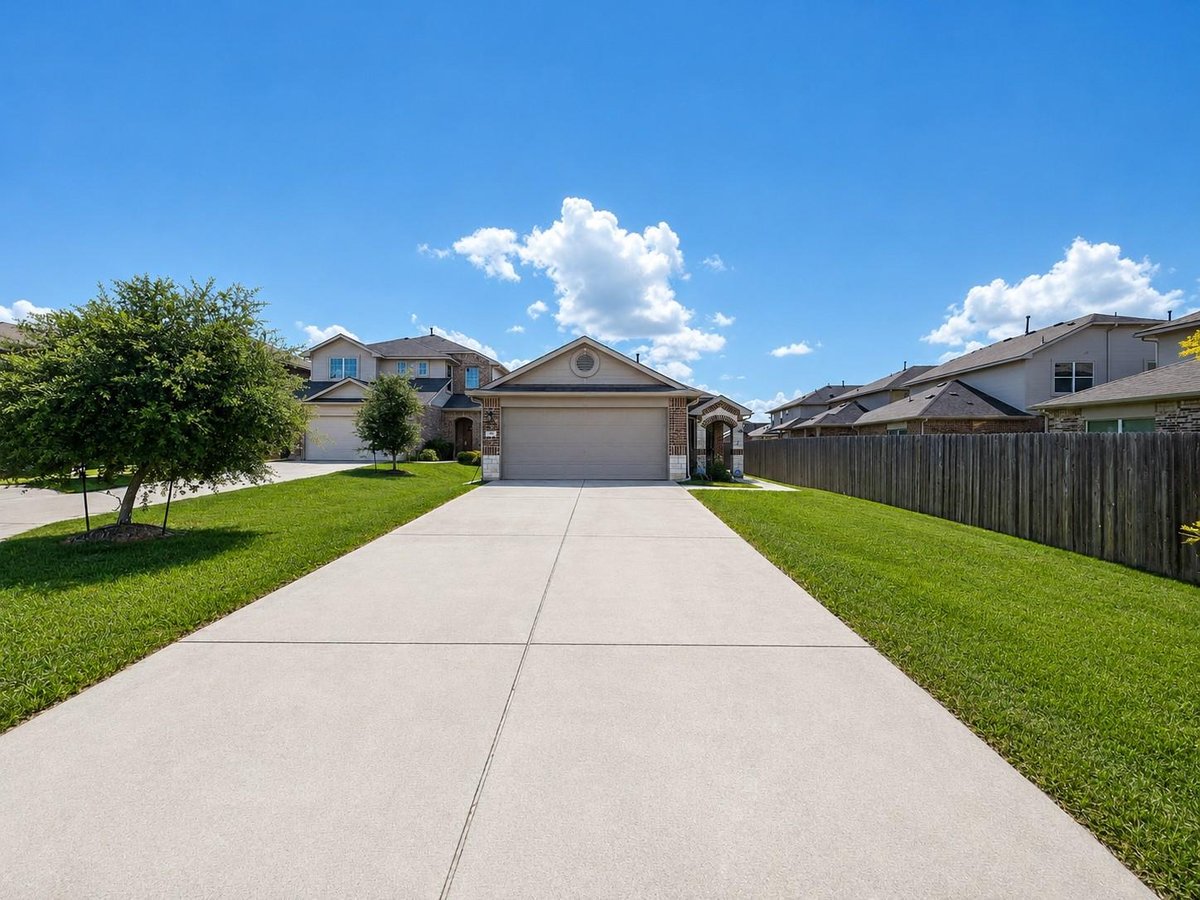 104 Schuster CT - front exterior - Luxury home in Kasper Sec 1, Georgetown, TX