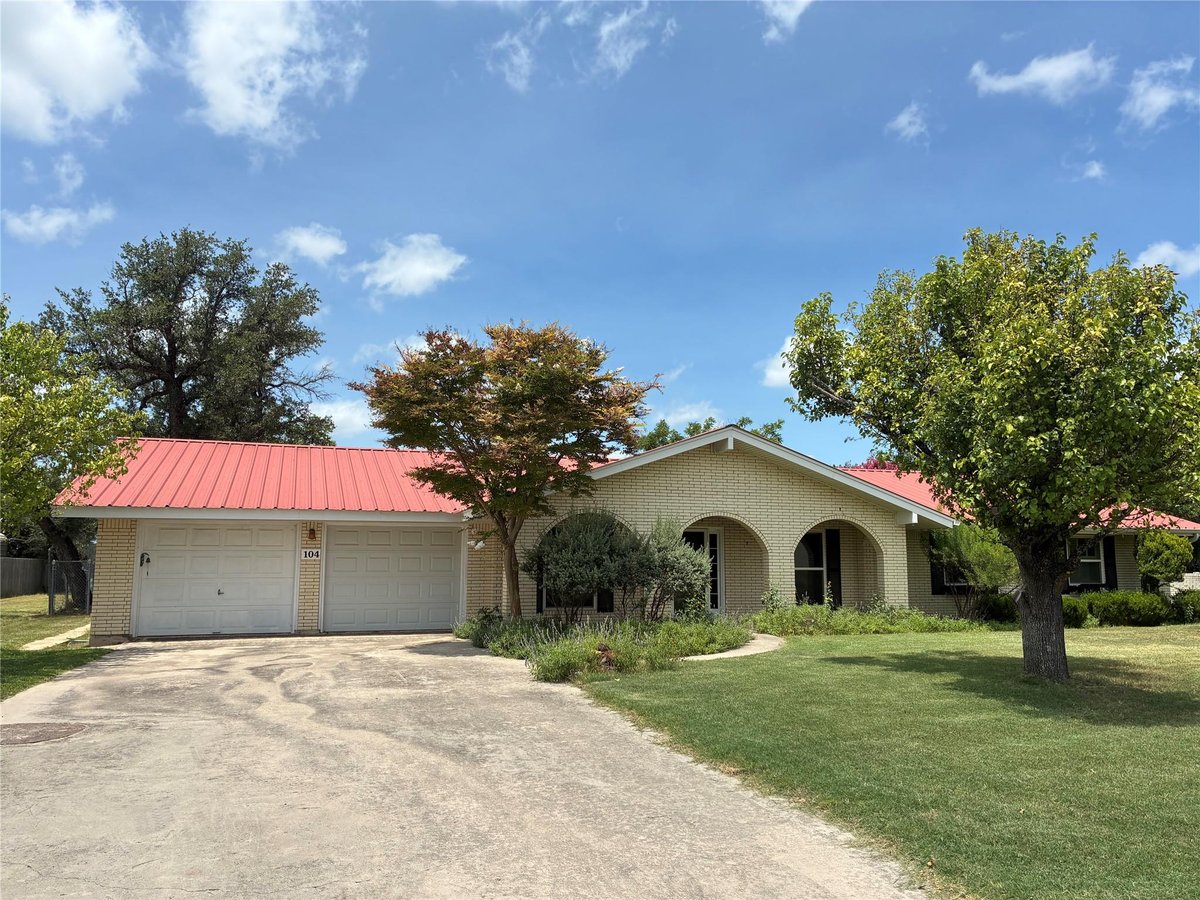 View 104 Skipcha TRL in Skipcha Hill 104 Skipcha TRL - front exterior - Luxury home in Skipcha Hill, Lampasas, TX