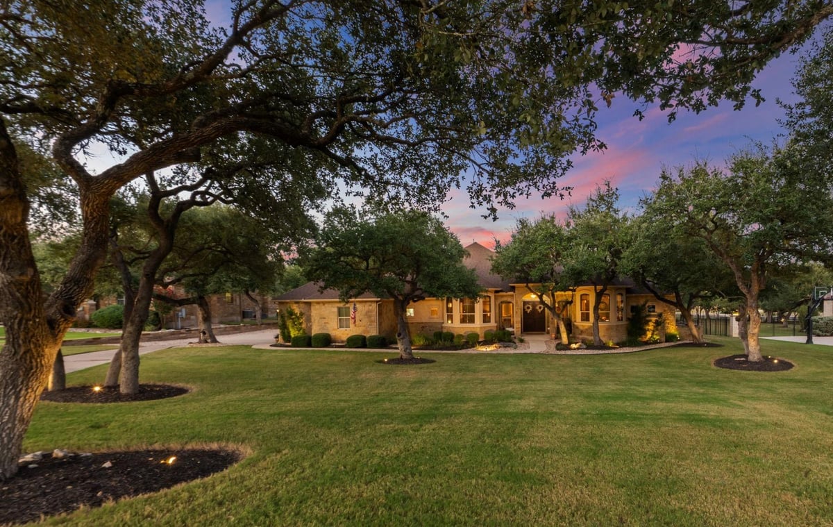 104 Vista Ln - front exterior - Luxury home in Gabriels Grove Sec 01, Georgetown, TX