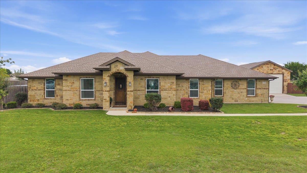 View 104 W Vienna DR in Green Haven Sub Ph 1 104 W Vienna DR - front exterior - Luxury home in Green Haven Sub Ph 1, Hutto, TX