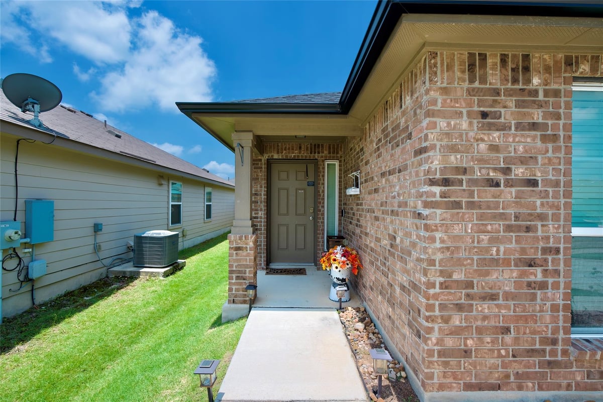 View 1041 Dumfries DR in Meadows Nolte Farms Ph# 2 T 1041 Dumfries DR - front exterior - Luxury home in Meadows Nolte Farms Ph# 2 T, Seguin, TX
