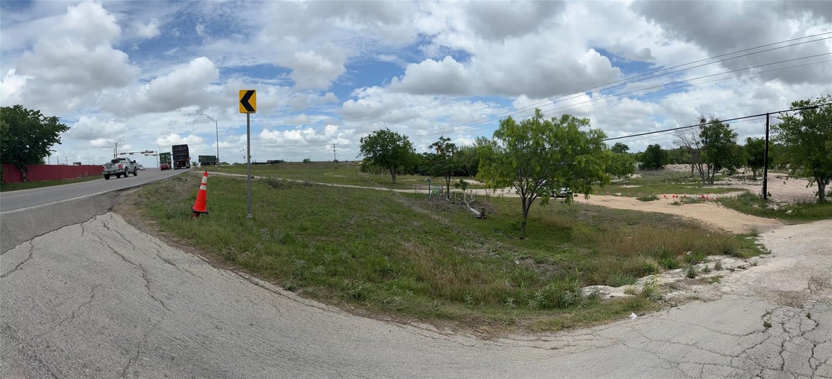 View 10412 Highway Fm 812 Hwy in Lewis W 10412 Highway Fm 812 Hwy - front exterior - Luxury home in Lewis W, Del Valle, TX