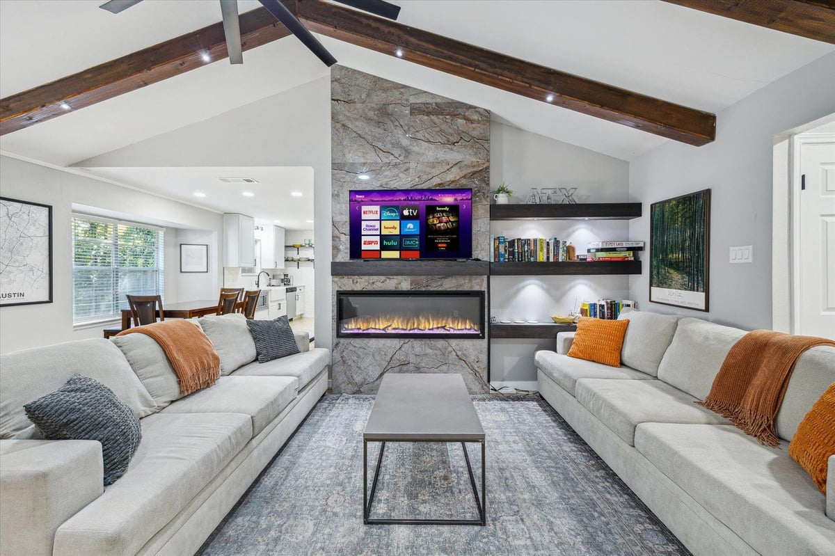Living area at 10414 Quail Ridge Dr - 3 bed 2 bath home