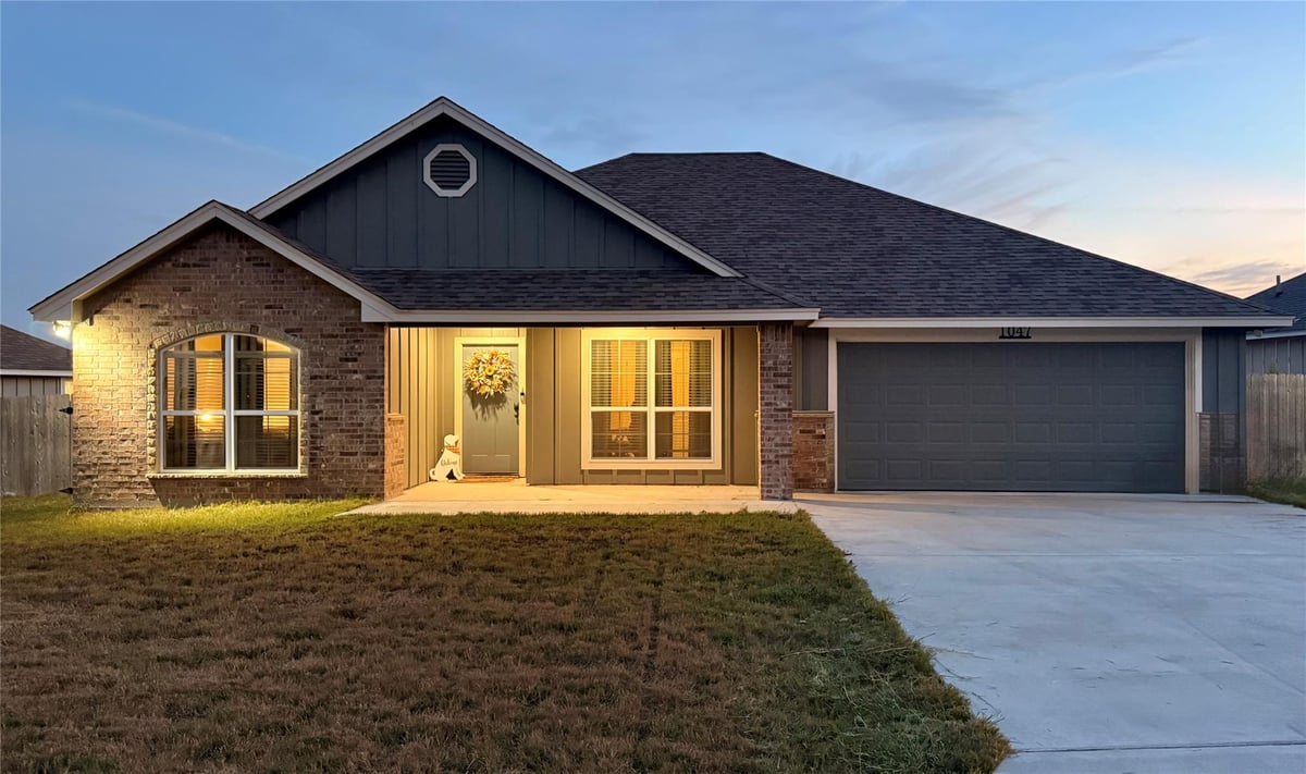 View 1047 Fieldstone Dr in Stone Valley 1047 Fieldstone Dr - property photo 1 - Luxury home in Stone Valley, Lampasas, TX