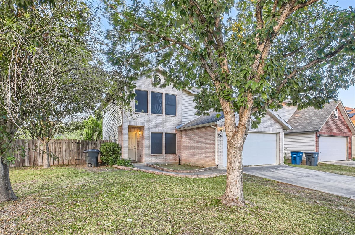 View 1049 Stone TRL in Stone Gate 1 1049 Stone TRL - property photo 1 - Luxury home in Stone Gate 1, New Braunfels, TX