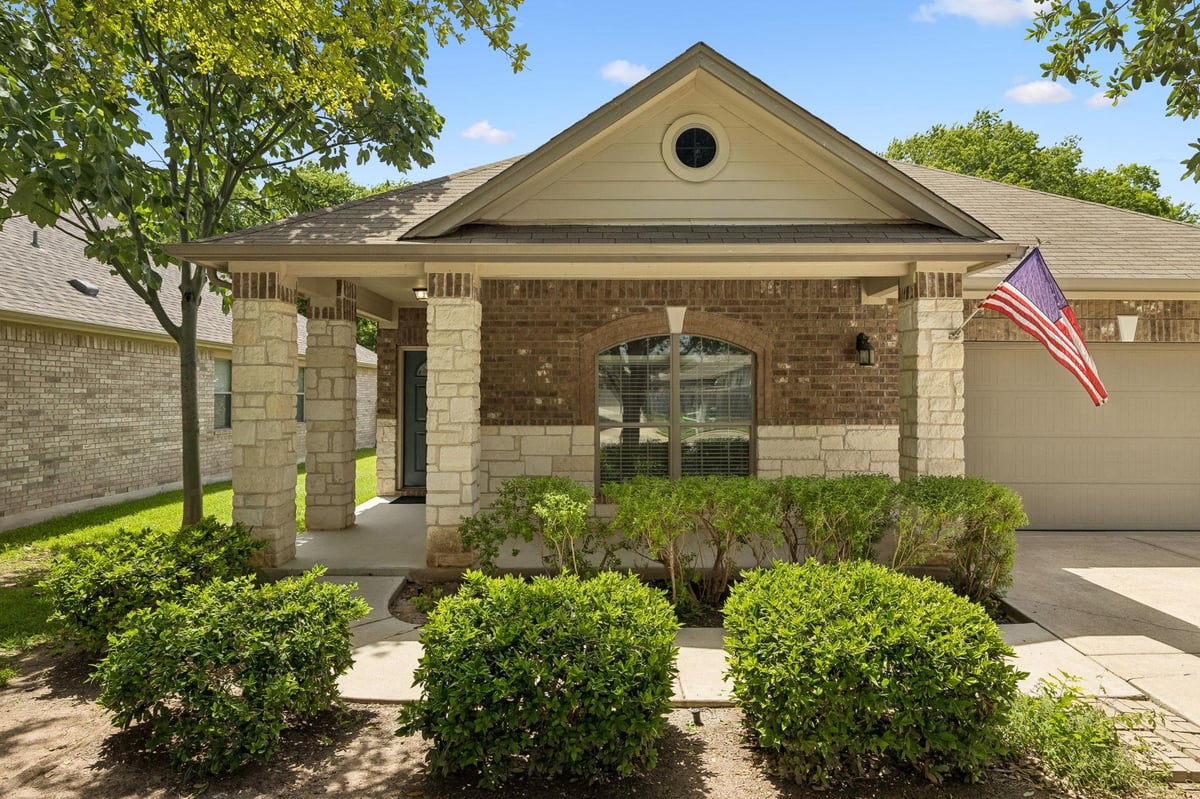 View 1049 Sussex WAY in Legends Village Sec 02 Ph 02 1049 Sussex WAY - front exterior - Luxury home in Legends Village Sec 02 Ph 02, Round Rock, TX