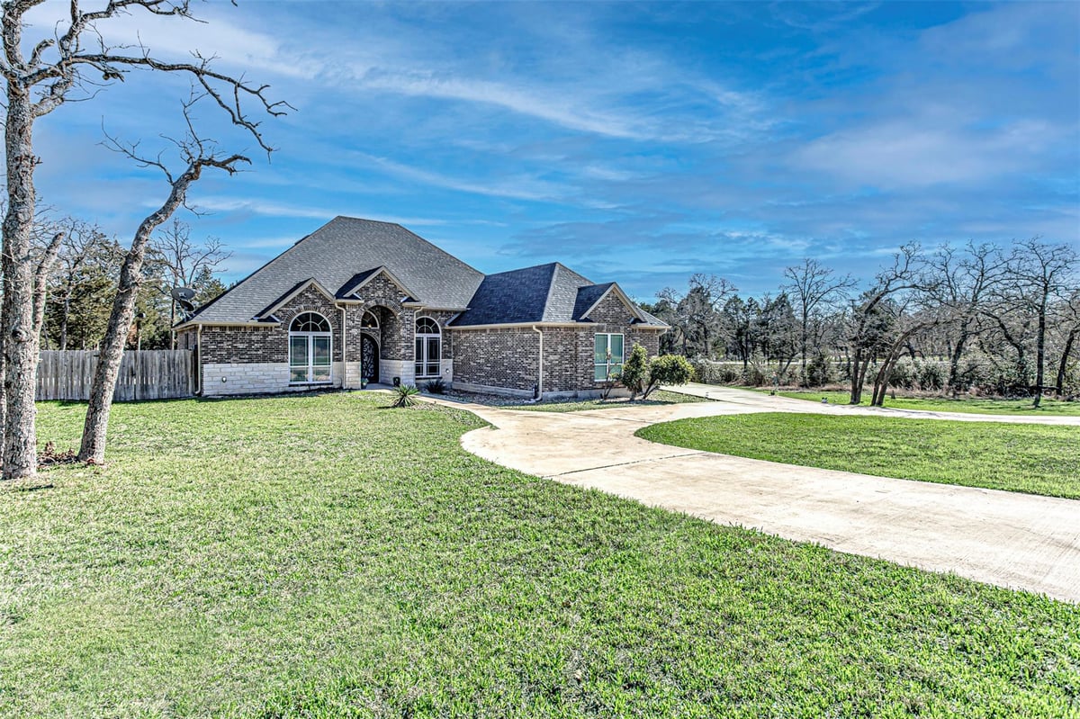 Living area at 105 Arbors Cir - 4 bed 3 bath home