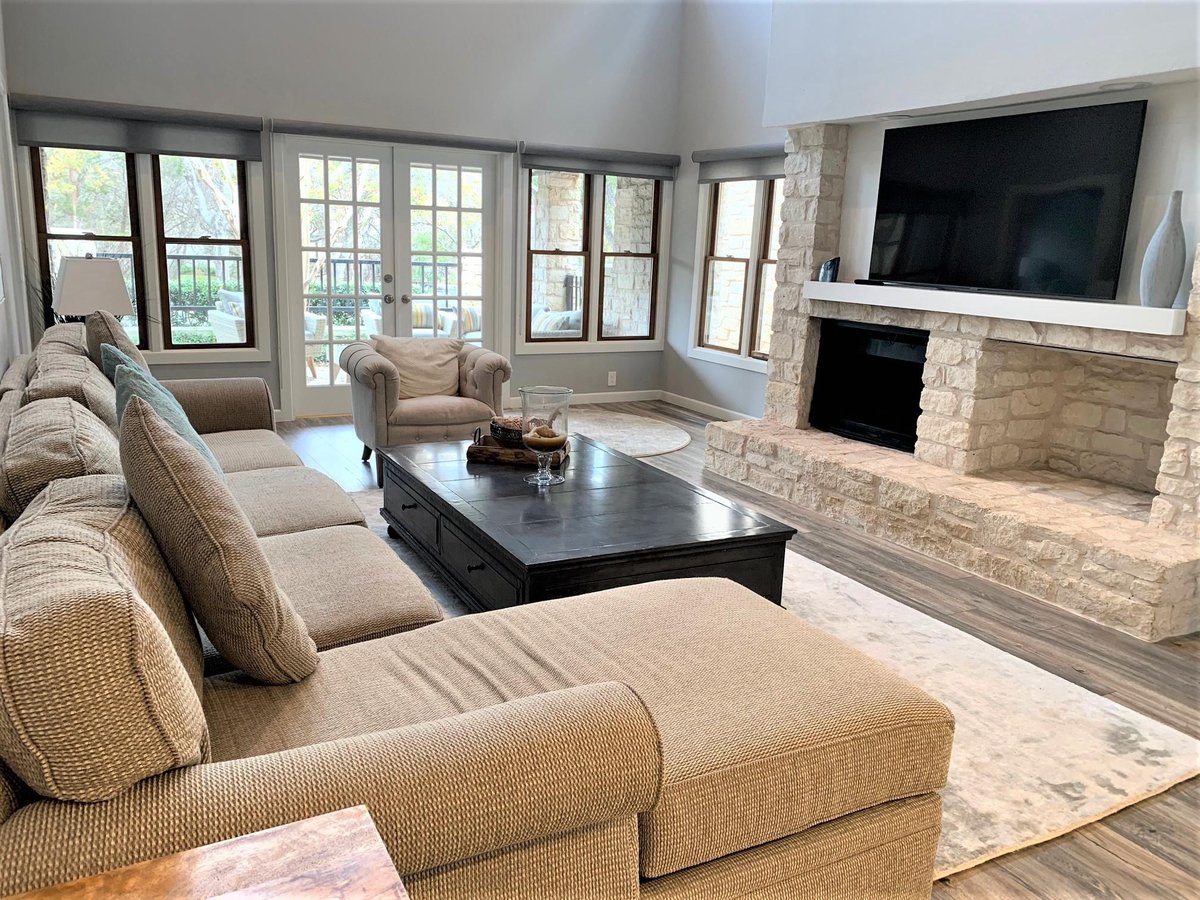 Living area at 105 Birdie Dr - 3 bed 2 bath home