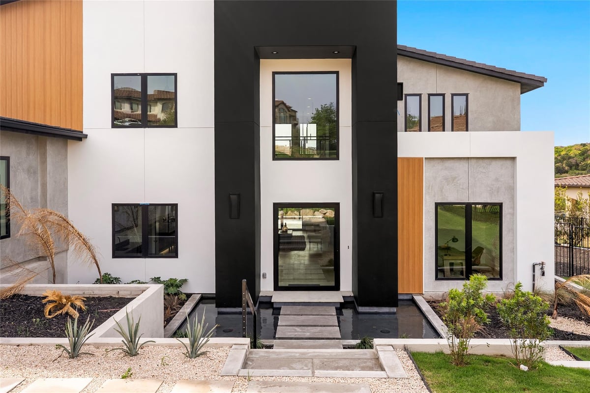 105 Canyon Turn Trl - front exterior - Luxury home in Rough Hollow Sec 07, Austin, TX