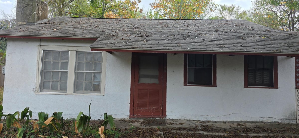 Primary bedroom at 105 E Walnut Dr - 2 bed 1 bath home