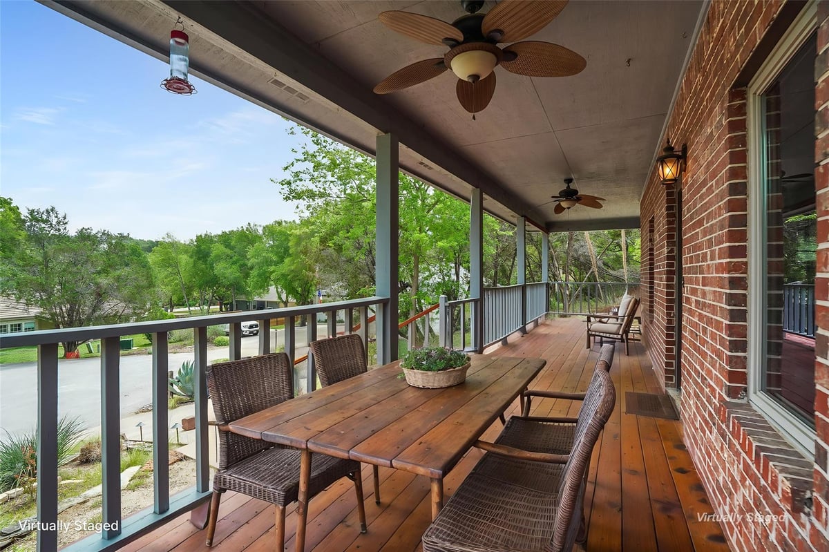 Living area at 105 Fallbrook Ct - 3 bed 2 bath home