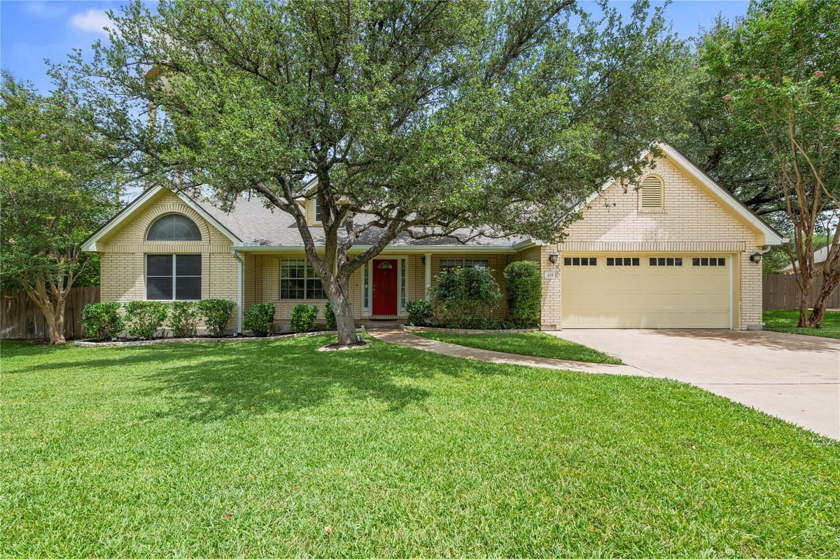 105 Oakmont CT - front exterior - Luxury home in Riverview Estates, Georgetown, TX